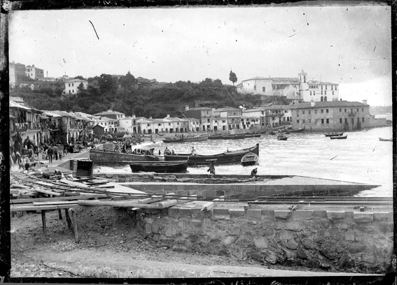 Fotografía antigua de un puerto y varadero con embarcaciones, principios del siglo XX