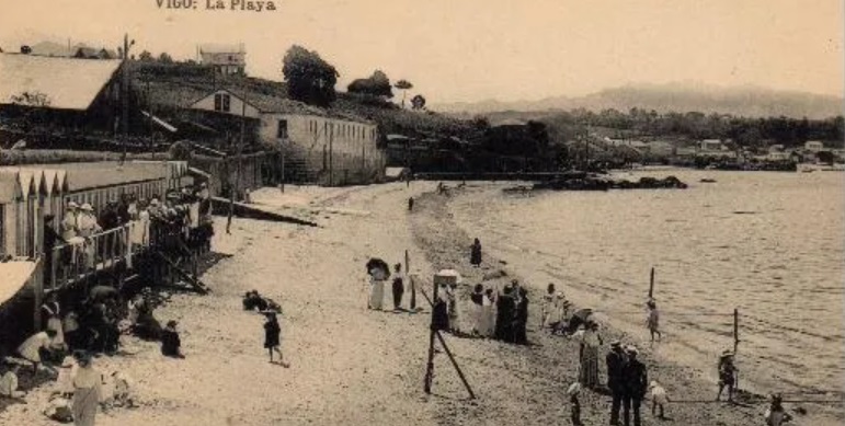 Postal antigua de la playa de San Sebastián en Vigo, con casetas de baño y bañistas paseando por la orilla