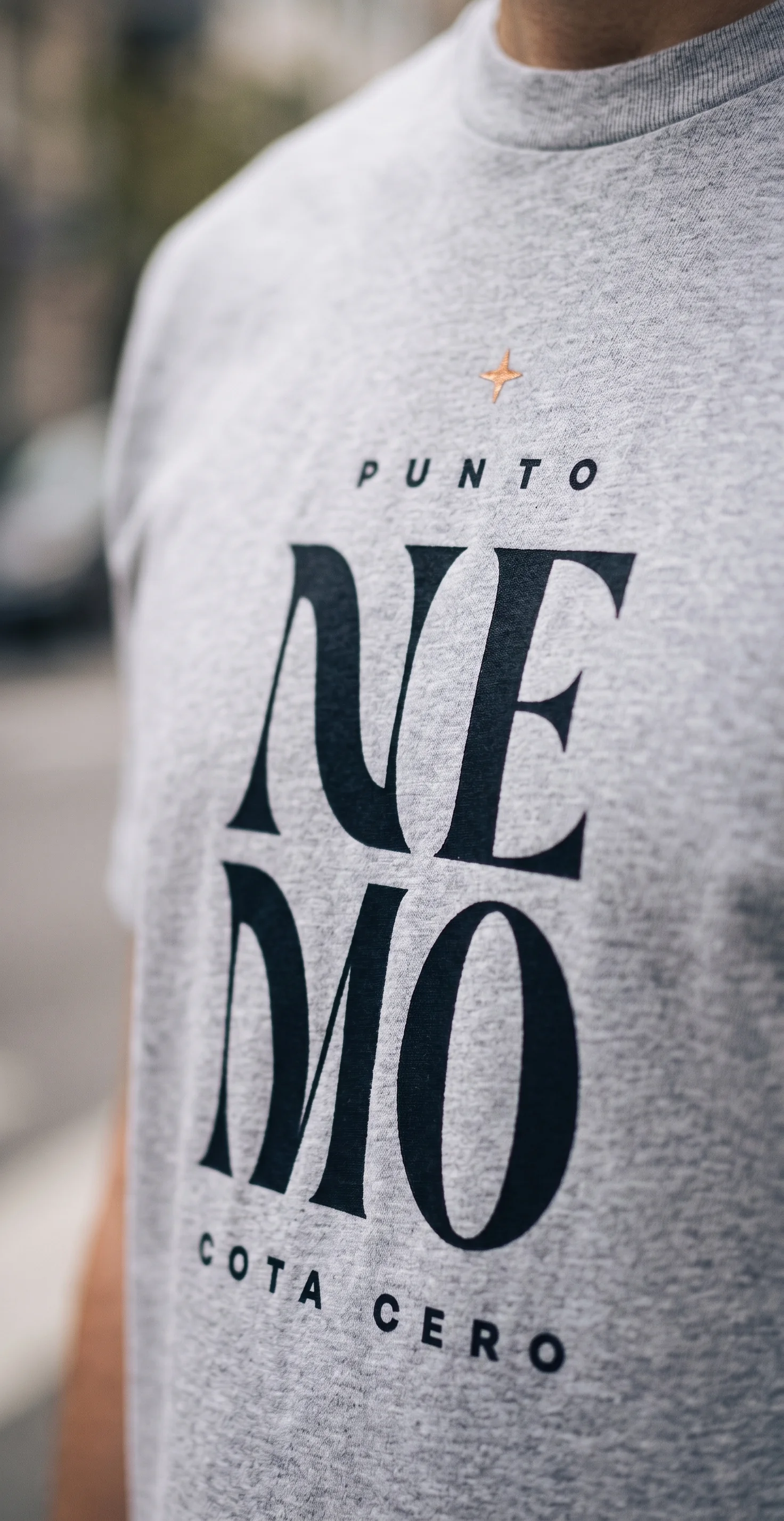 Sudadera gris con el logotipo Punto Nemo Cota Cero serigrafiado en negro